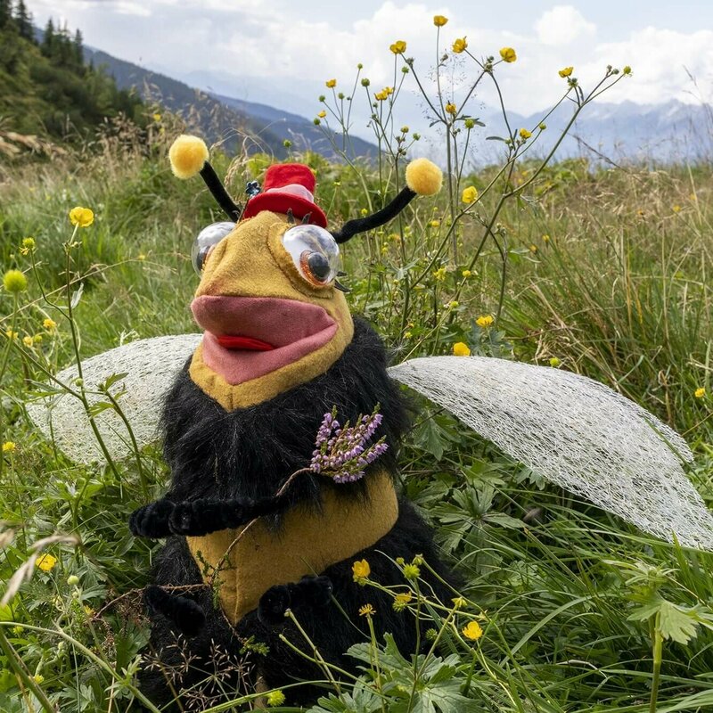 Plüschtier Biene sitzt in ihrer Wiese