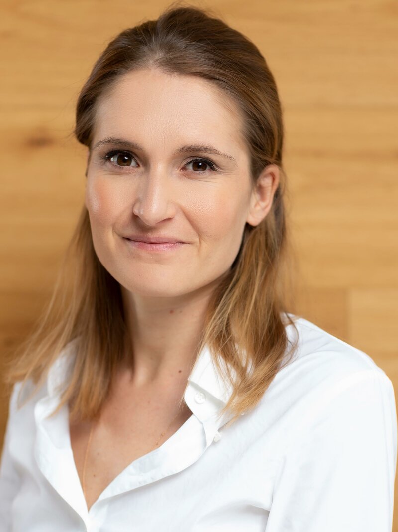 Victoria Ranacher-Lackner in weißer Bluse.