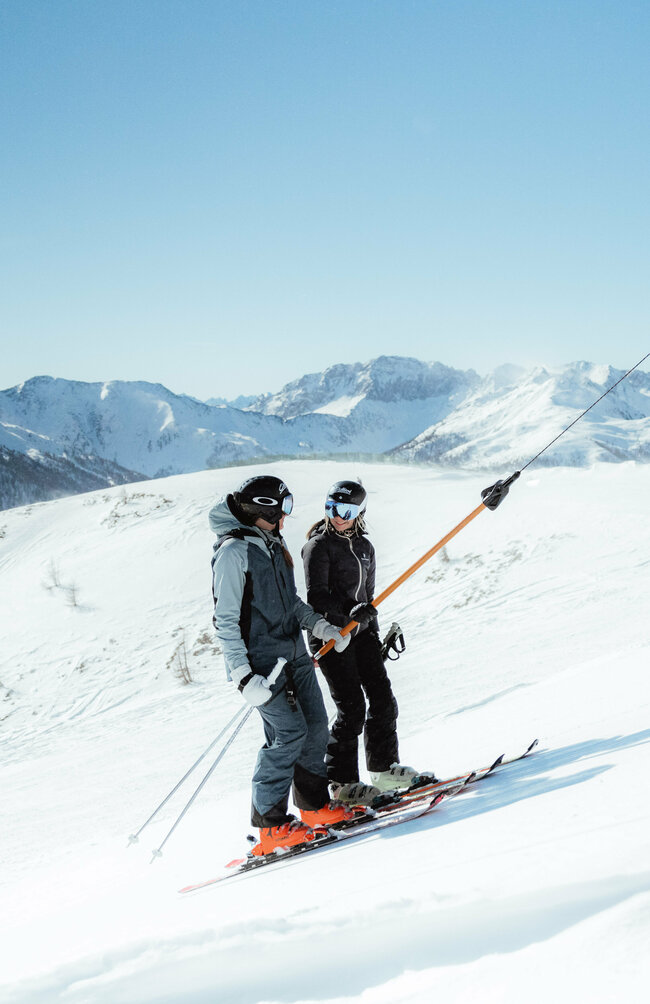 Zwei Schifahrer am Glamplift im Schigebiet Golzentipp bei herrlichem Winterwetter.