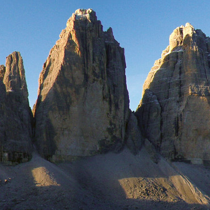 Eine Sommeraufnahme der majestätischen "3 Zinnen" in den Südtiroler Dolomiten