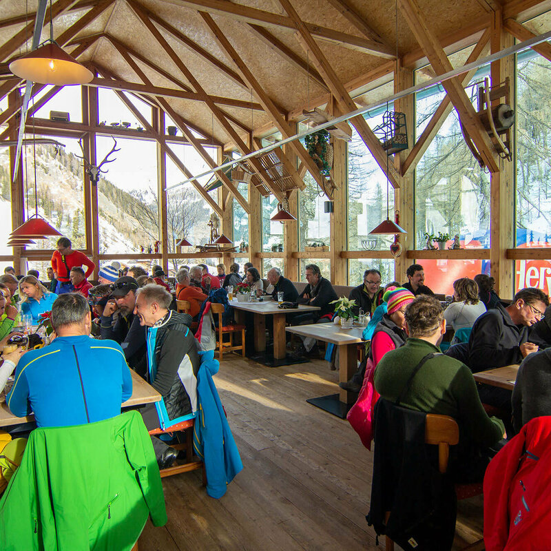 Hütteneinkehr beim Austria Skitourenfestival in der Badl Alm in Kalkstein