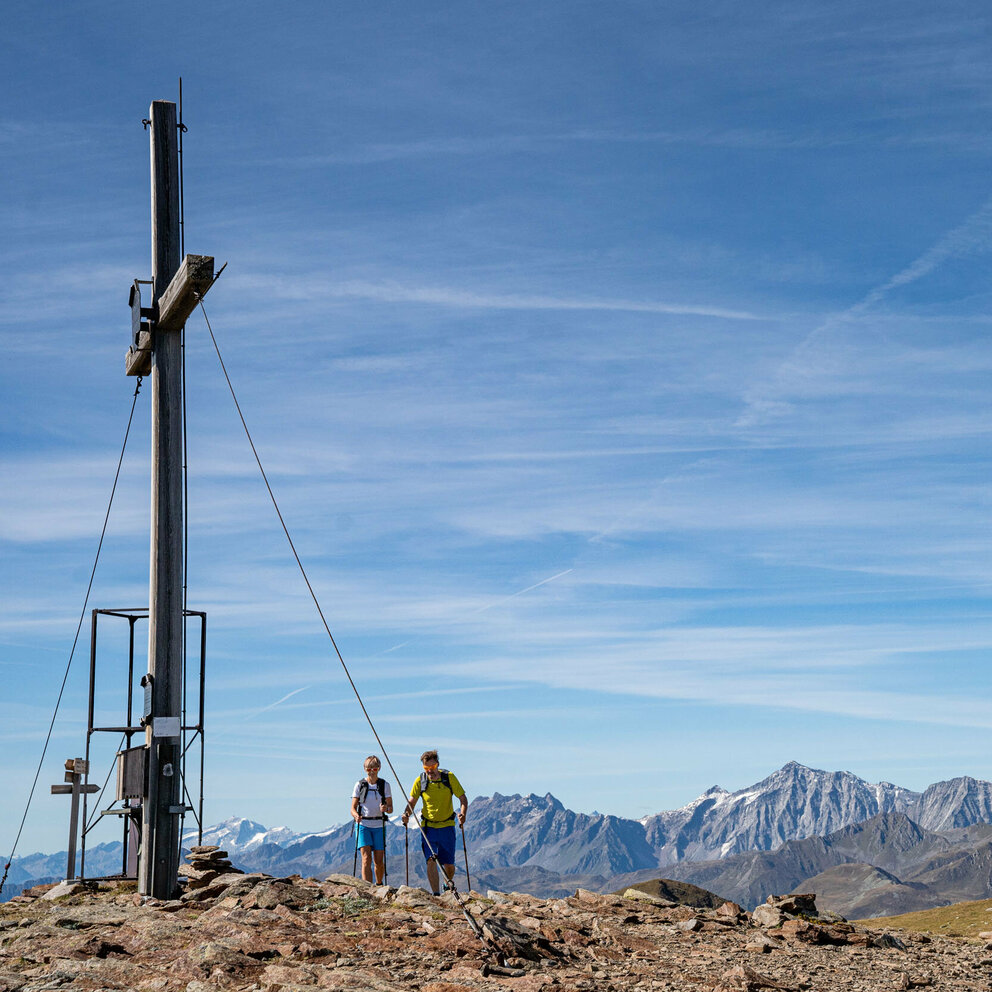 Zwei Wanderer auf einem Gipfel der Herz-Ass-Wanderung