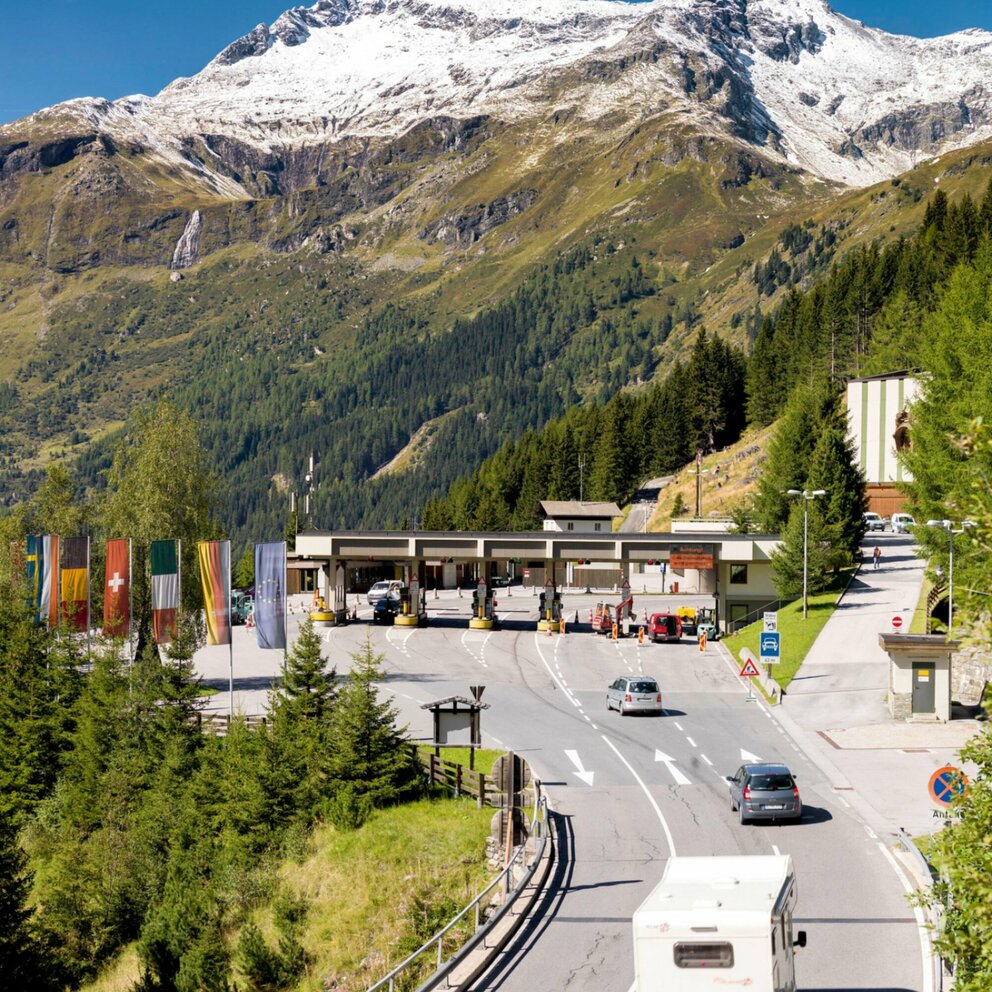Mautstelle beim Felbertauerntunnel mit den schneebedeckten Gipfeln im Hintergrund