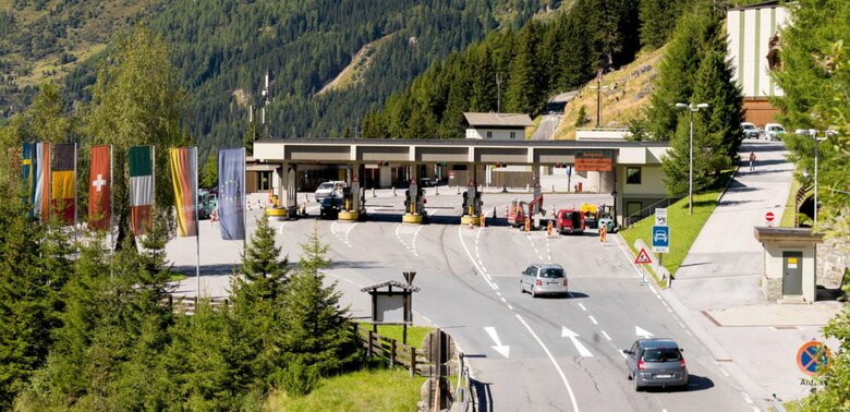 Mautstelle beim Felbertauerntunnel mit den schneebedeckten Gipfeln im Hintergrund