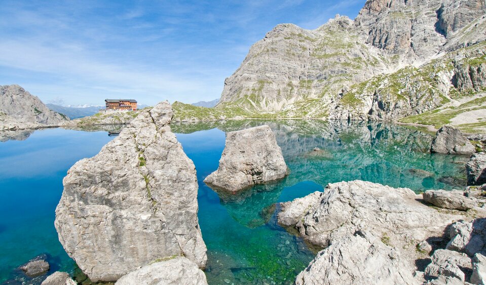 Große Felsbrocken im Laserzsee bei der Karlsbaderhütte in den Lienzer Dolomiten.