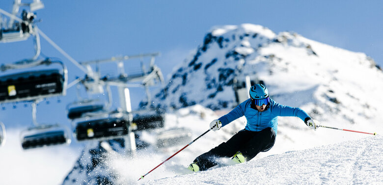 Ein Skifahrer auf der Abfahrt im Skizentrum St. Jakob i. D..