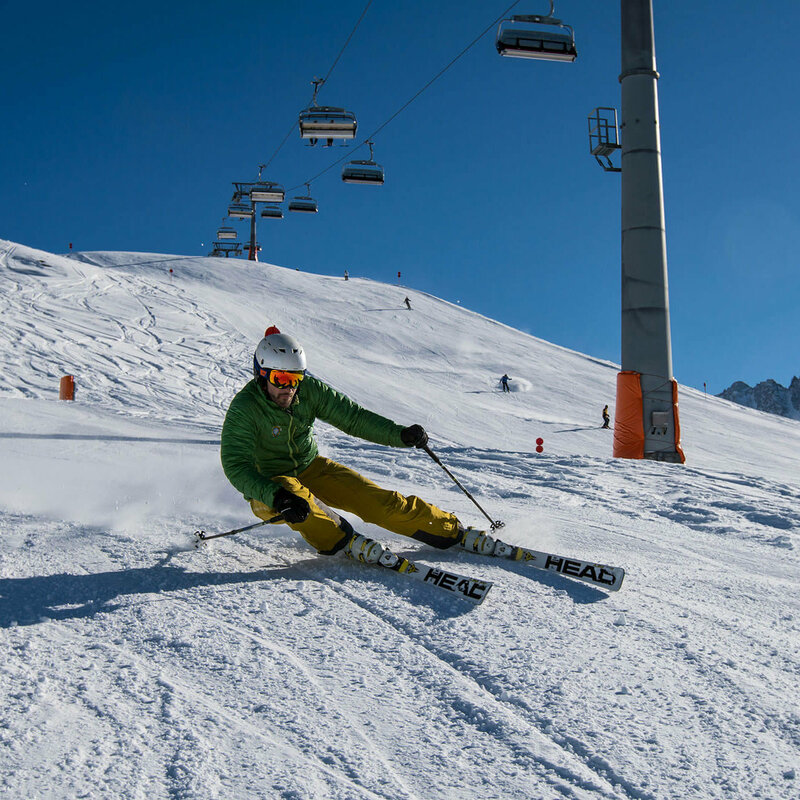 Ein Skifahrer im Skizentrum St. Jakob i. D..