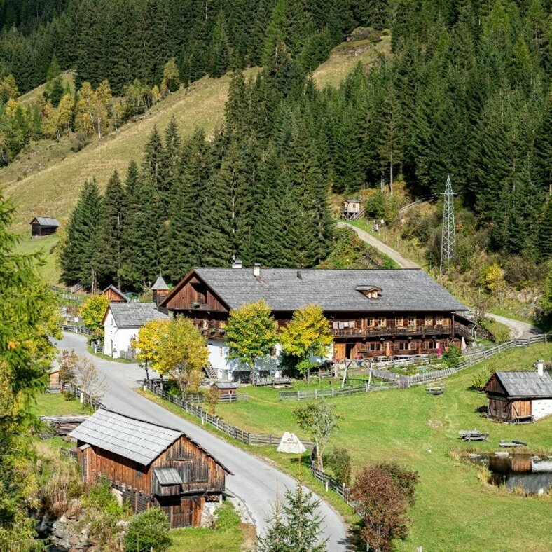 Luftaufnahme des Wurzerhofes, einem Bauenrhof in Ausservillgraten in Osttirol