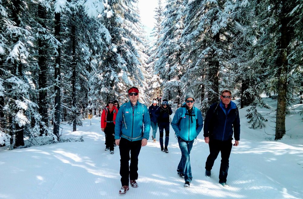 Mehrere Menschen bei einer geführten Winterwanderung in Kartitsch