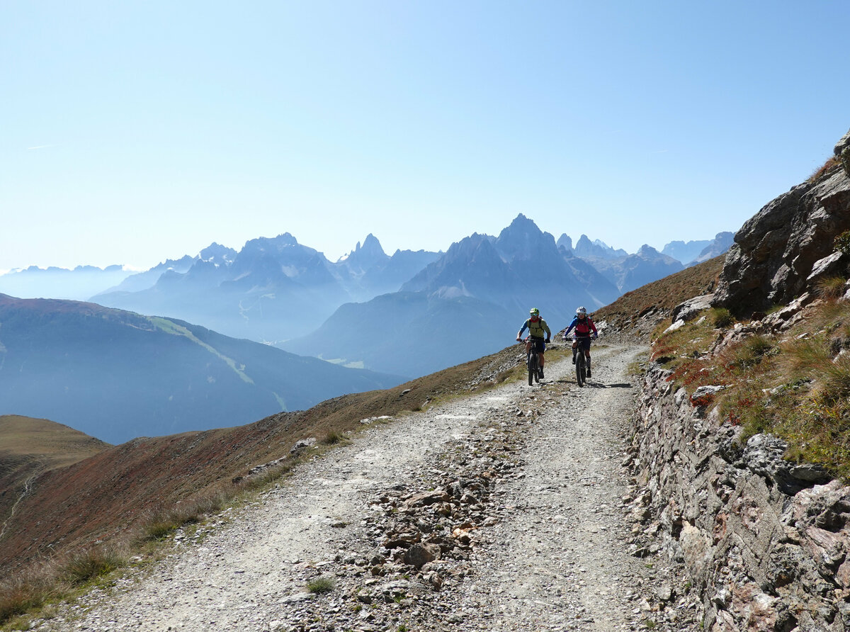Zwei Mountainbiker beim Biken im Geröll am Berg-Radl-Weg in Innvervillgraten