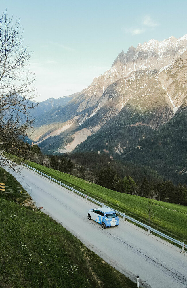 Flugs Auto auf einer Straße aus der Vogelperspektive