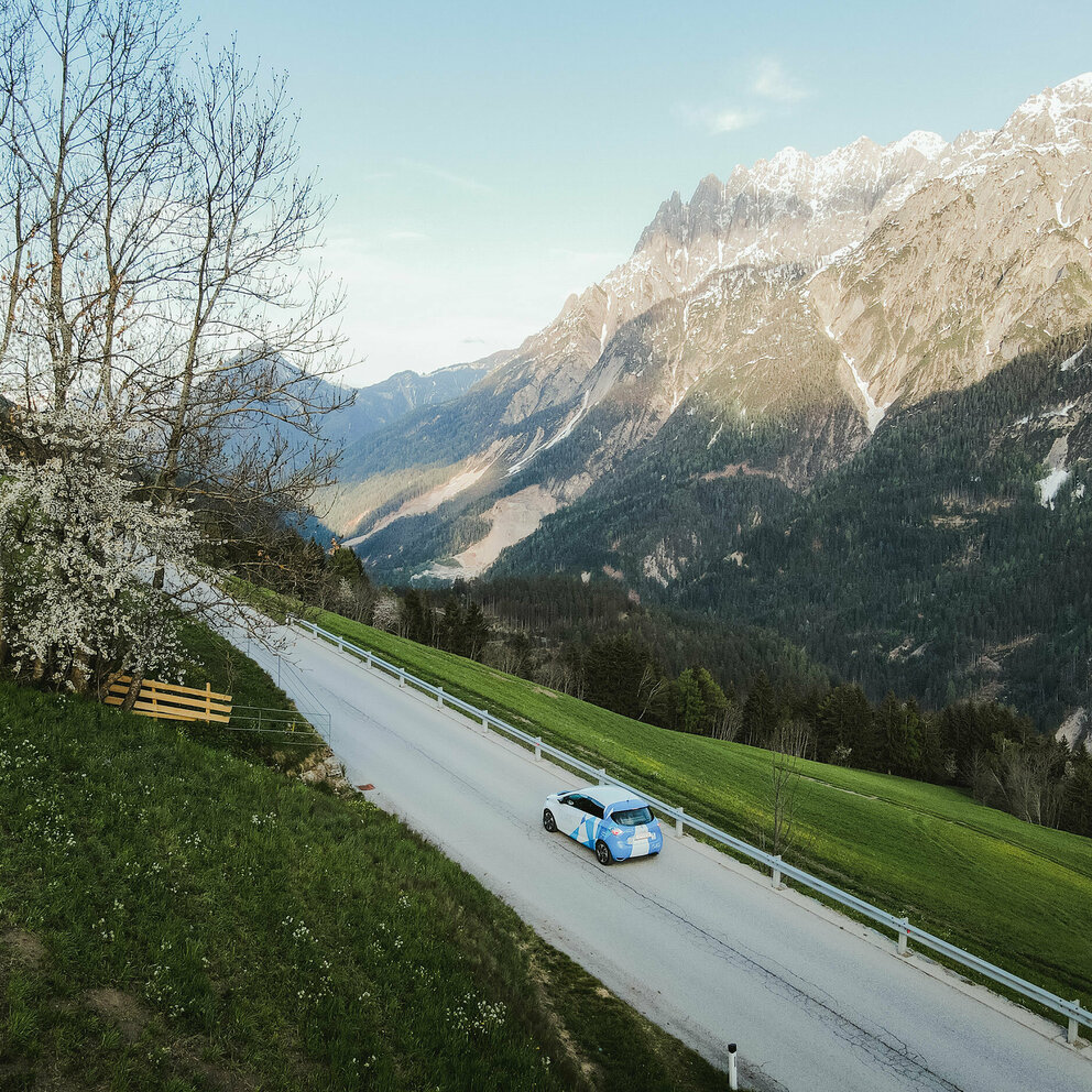 Flugs Auto auf einer Straße aus der Vogelperspektive