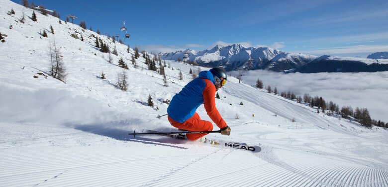 Skifahrer bei der Abfahrt in Sillian