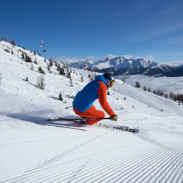 Skifahrer bei der Abfahrt in Sillian
