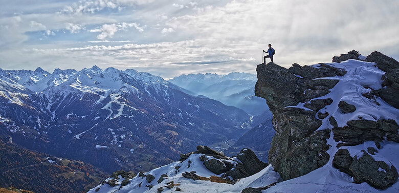 Blick vom schneebedeckten Hintereggkogel auf die Gemeinde Matrei.