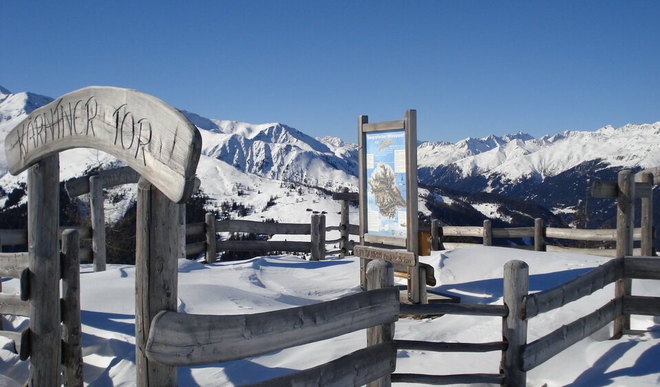 Der Holzbogen vom Kärntner Tor in Hopfgarten i. D. ist mit Schnee bedeckt.