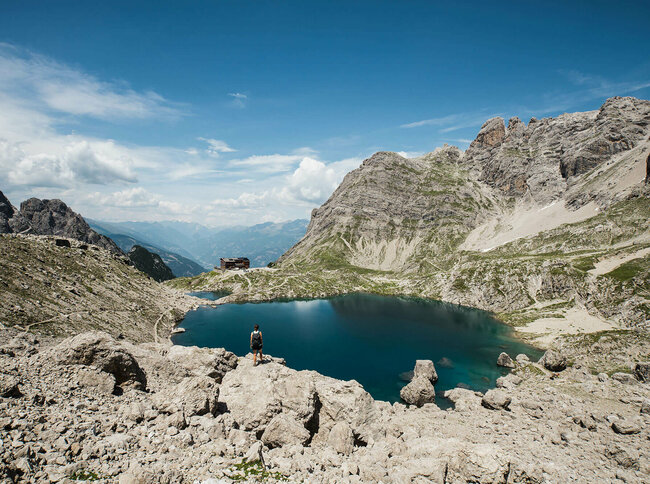 Klarer Laserzsee bei der Karlsbader Hütte umgeben von schroffen Felsen.