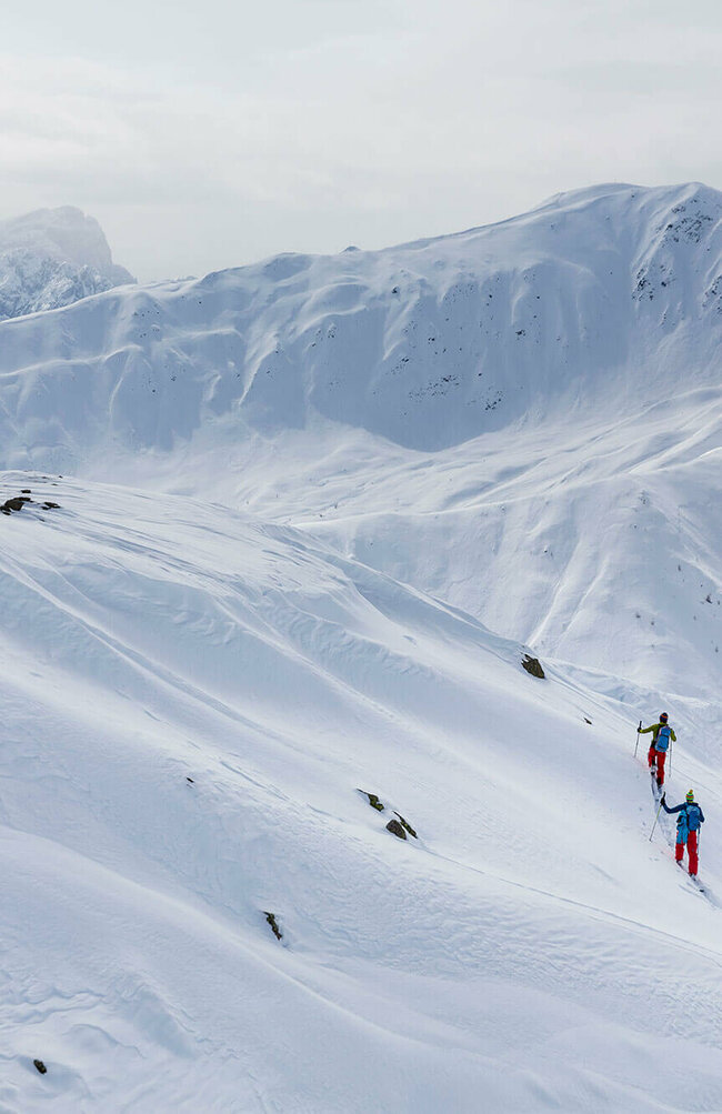 Skitourengeher:innen auf der Herz-Ass in einer verschneiten Berglandschaft im Villgratental