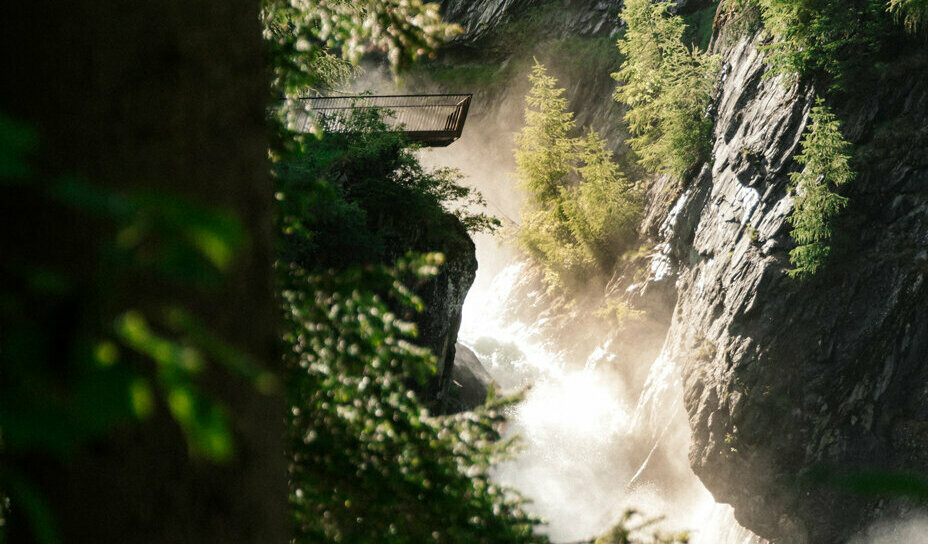 Ein Zusammenspiel aus Licht und Schatten an den Umbalfällen des Iseltrails.