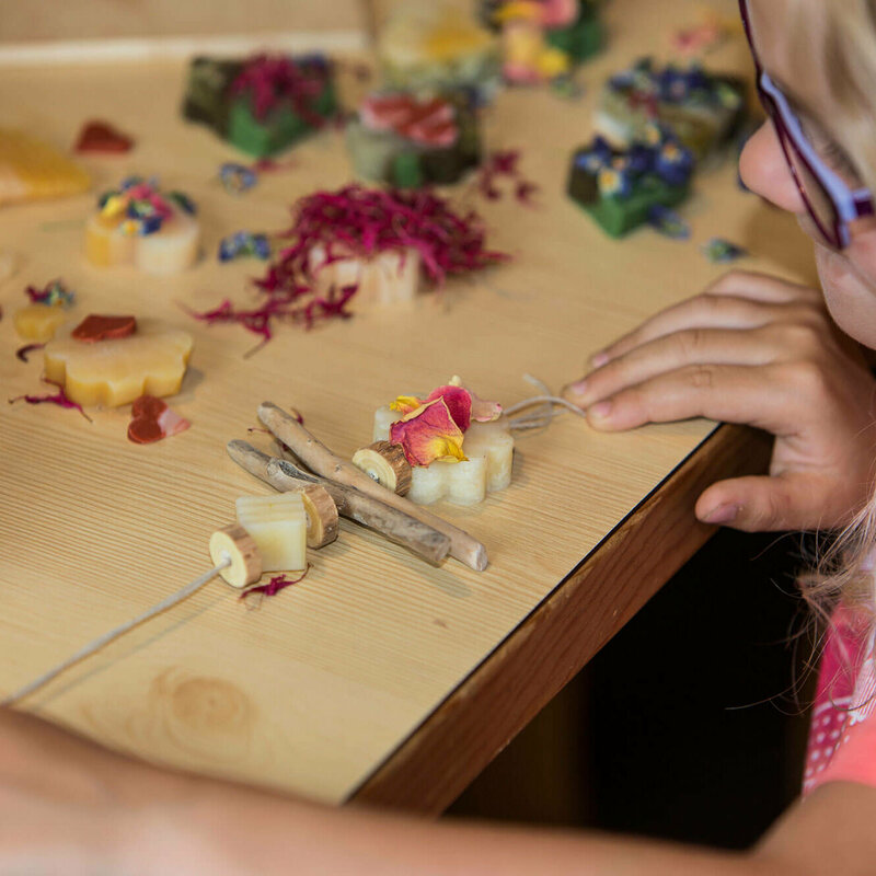 Ein Mädchen beim Seife basteln auf dem Klampererhof.