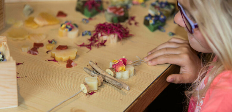 Ein Mädchen beim Seife basteln auf dem Klampererhof.