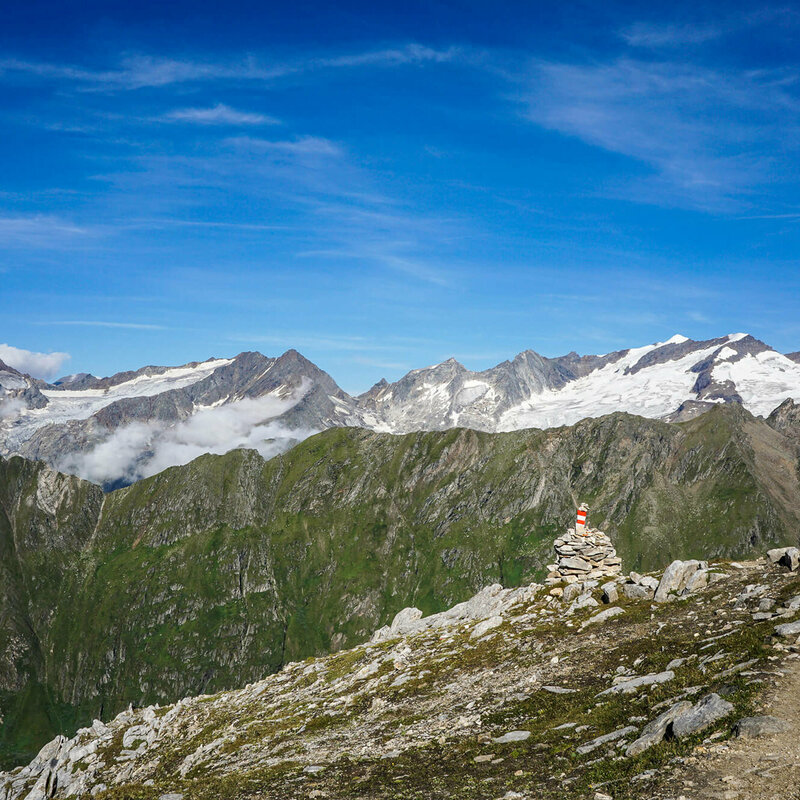 Ein schmaler Wandersteig in alpinem Gelände. Der Adlerweg Osttirol, Etappe 2.