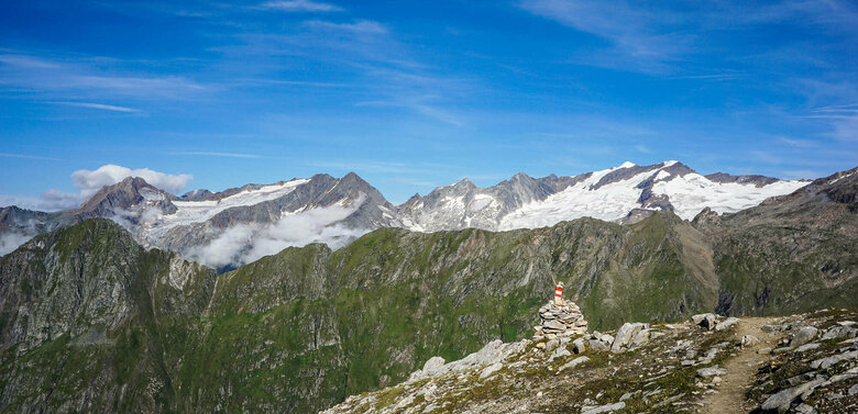 Ein schmaler Wandersteig in alpinem Gelände. Der Adlerweg Osttirol, Etappe 2.