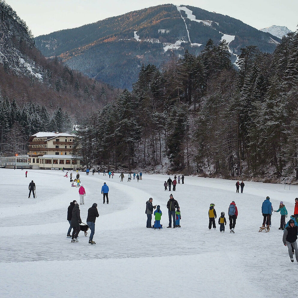 Reges Treiben beim Eislaufen auf dem zugefrorenen Tristachersee.