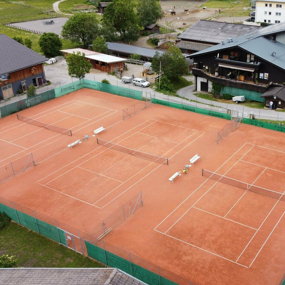 Aufnahme von oben von drei Tennisplätzen der Tennis Union in Matrei.