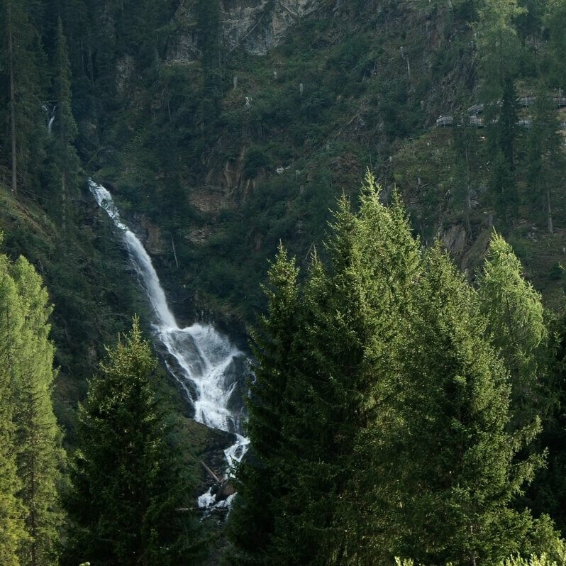 Blick auf den Stallebach Wasserfall in Maria Hilf