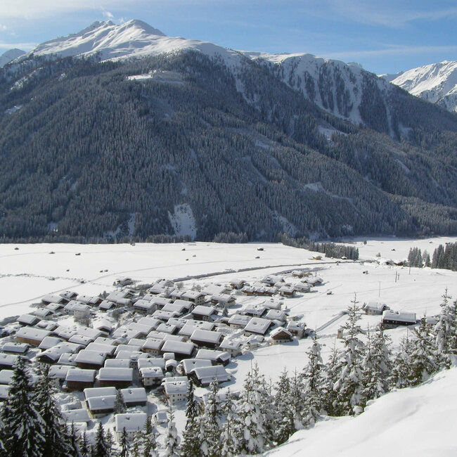 Verschneite Dorfansicht von Obertilliach aus der Luft mit Blick auf den schneebedeckten Hohen Bösring.