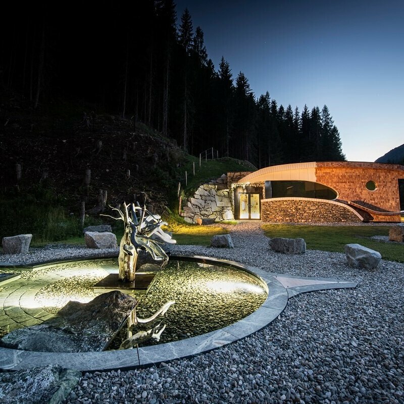 Defregger Heilwasser-Gebäude nachts stimmungsvoll beleuchtet