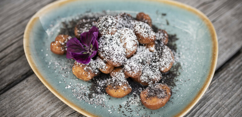 Ein Teller mit dem Osttiroler Gericht Ingsante Nigelen mit Mohn.