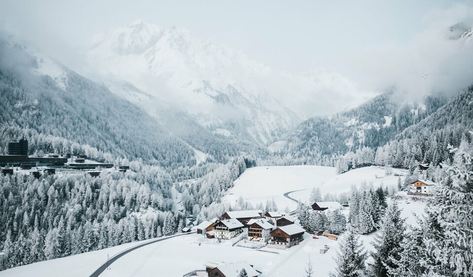 Paesaggio invernale profondamente innevato