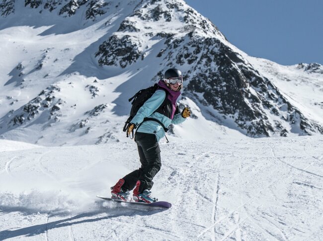 Ein Snowboarder auf einer Abfahrt im Skizentrum St. Jakob i. D..