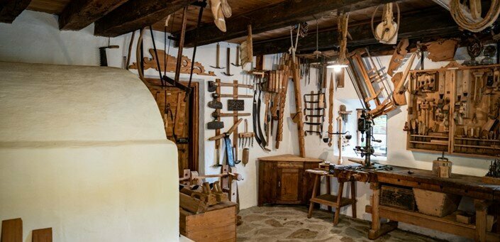 Ausstellung von altem Werkzeug im Wurzerhof in Ausservillgraten