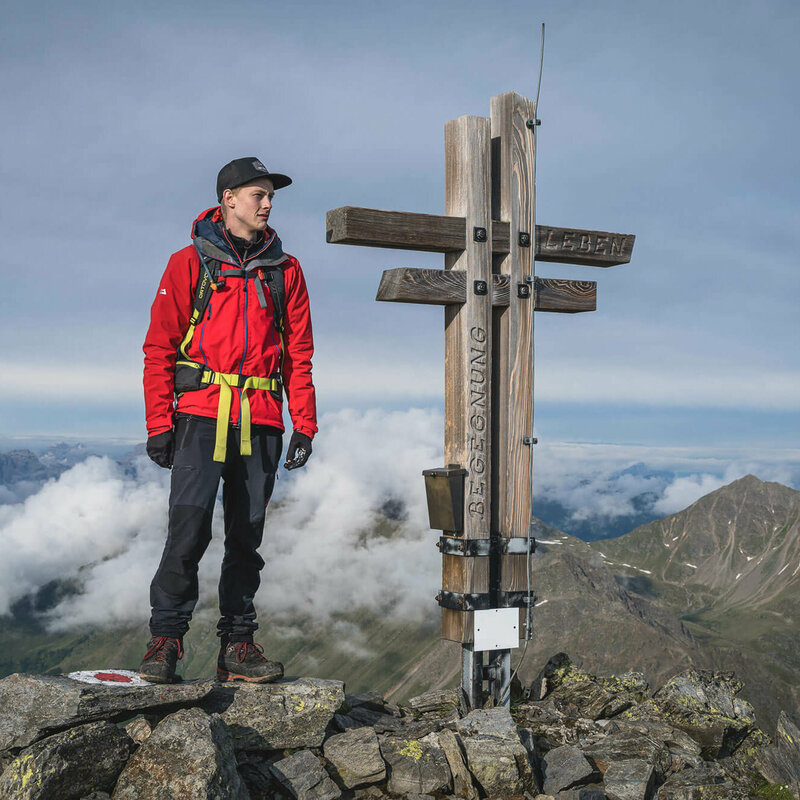 Ein Wanderer auf dem Gipfel des Regenstein in Außervillgraten