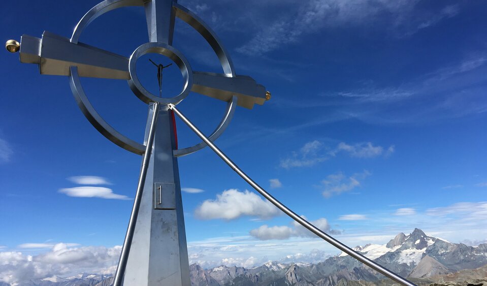 Gipfelkreuz des Glödis im Debanttl mit Blick auf das umliegende Bergpanorama