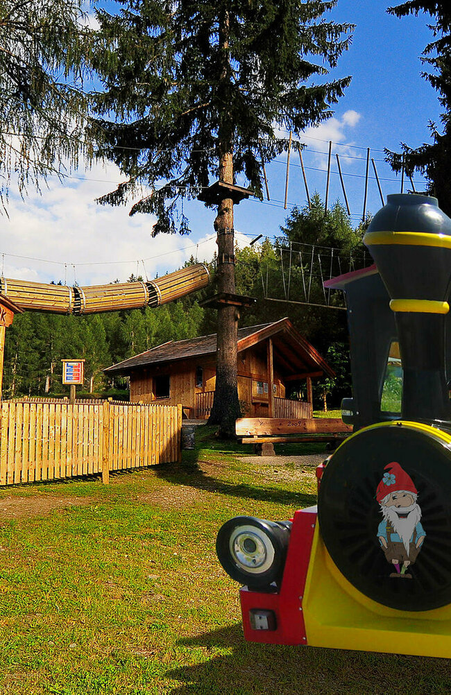 Der Wichtelzug ist ein buntes Fahrwerk zum Transfer von Kindern zur Sommerbetreuung.