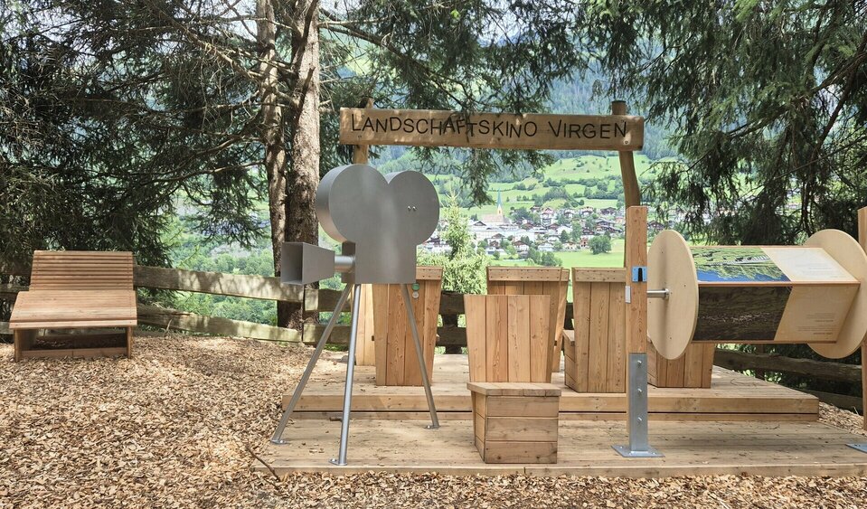 Das "Landschaftskino Virgen" aus hölzernen Elementen, die zum Verweilen und Aussichtgenießen einladen.