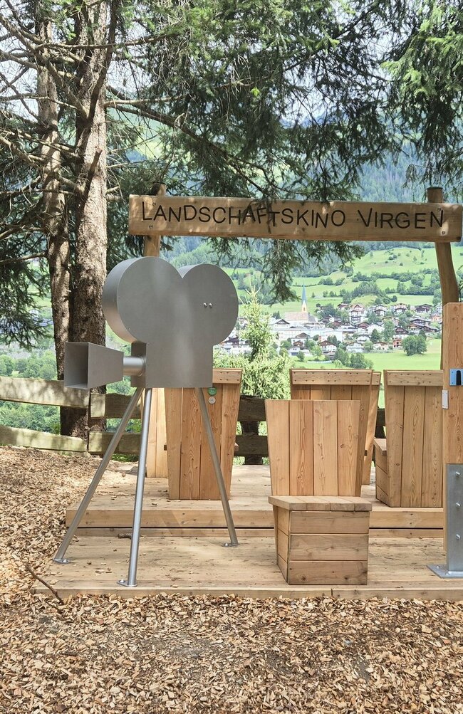 Das "Landschaftskino Virgen" aus hölzernen Elementen, die zum Verweilen und Aussichtgenießen einladen.