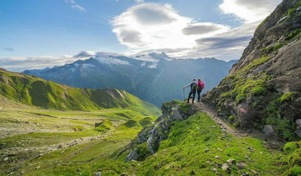 Weitwandern auf der Glocknerkrone in Osttirol, Etappe 2: Wanderer auf einem Panoramaweg mit Blick auf den Großglockner nahe der Hinteren Ochsenalm.