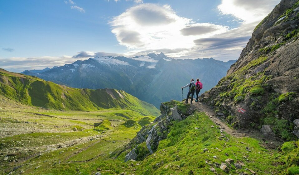 Weitwandern auf der Glocknerkrone in Osttirol, Etappe 2: Wanderer auf einem Panoramaweg mit Blick auf den Großglockner nahe der Hinteren Ochsenalm.