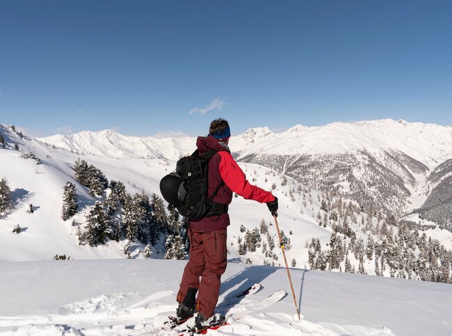 Ein Skitourengeher genießt den Bergausblick bei der Skitour in Villgraten