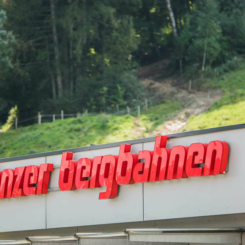 Gebäude der Talstation Lienzer Bergbahn Hochstein im Sommer.
