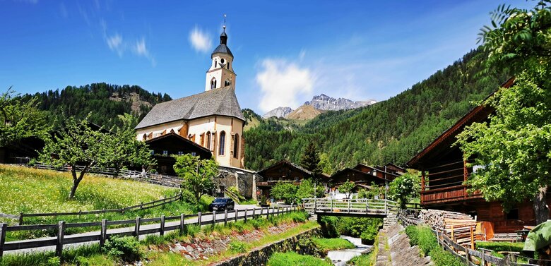 Die Wallfahrtskirche Maria Schnee steht direkt neben der Straße und dem Nilbach in Virgen.