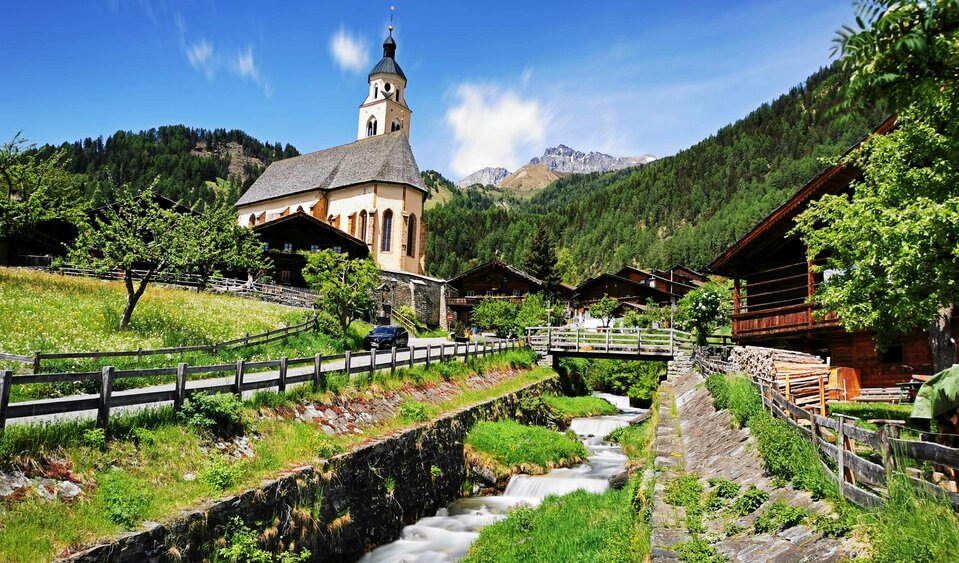 Die Wallfahrtskirche Maria Schnee steht direkt neben der Straße und dem Nilbach in Virgen.