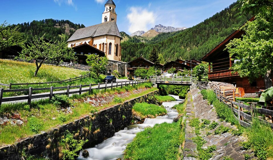 Die Wallfahrtskirche Maria Schnee steht direkt neben der Straße und dem Nilbach in Virgen.