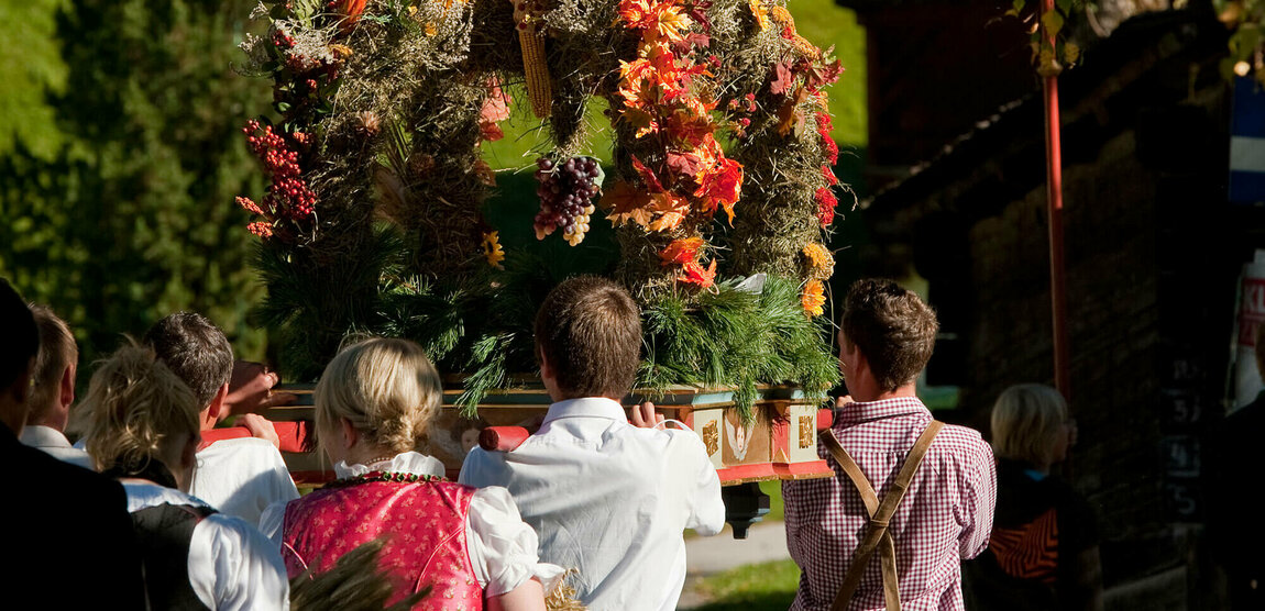 Die Erntedankkrone wird bei der Erntedankprozession im Herbst feierlich getragen.