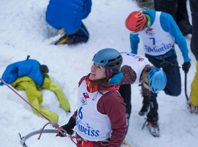 Eisklettererin beim Start des Eisfestival 2017